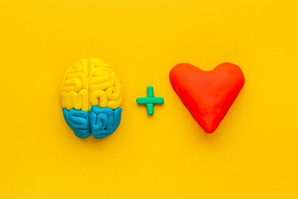 Intelligenza emotiva: la chiave per essere attraenti. Autoconsapevolezza e fascino personale. Gestione delle emozioni: una qualità affascinante. Comunicazione efficace e attrattiva personale. 