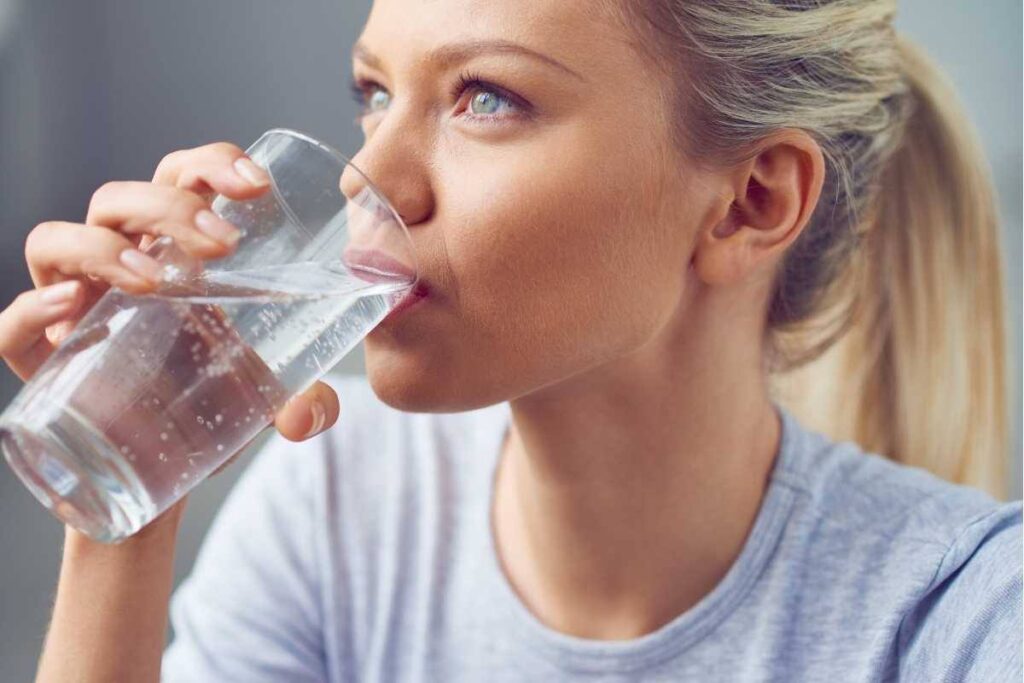 Idratazione e benessere: il legame tra acqua, salute e performance fisica. Bevi per vivere meglio: come l'acqua può trasformare il tuo corpo e la tua mente.