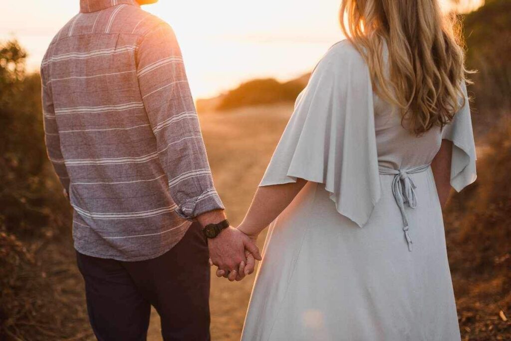 Il segreto delle coppie felici: mantenere la passione accesa. Novità e desiderio: come evitare la routine nella coppia. Il potere del contatto fisico nella relazione. Come il flirt mantiene vivo il desiderio. 