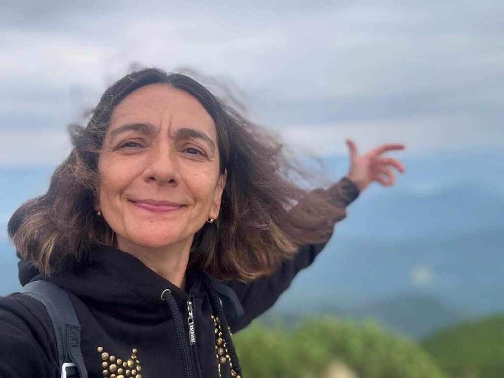 Torino, donna di 51 anni cade dal balcone e muore sul colpo. Tragedia a Torino: cade dal balcone mentre pulisce, morta una donna. Claudia Udrescu, 51 anni, muore cadendo dal balcone a Torino. 