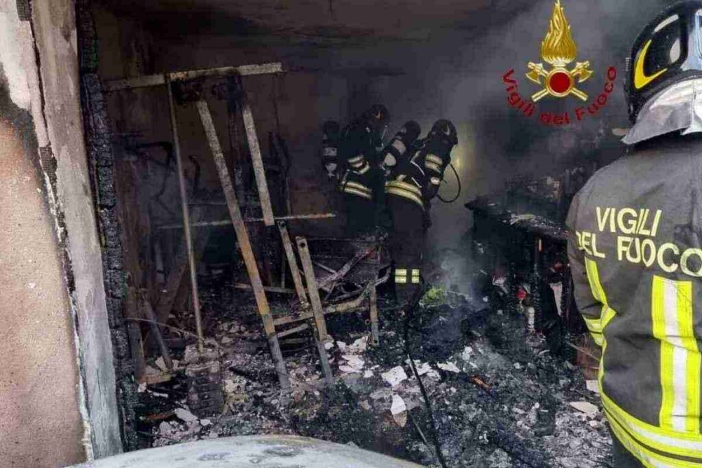 Vigili del fuoco in azione a Coassolo Torinese: domato un vasto incendio. Fiamme in una casa a Coassolo Torinese: un ferito e danni ingenti. Maxi intervento dei vigili del fuoco a Coassolo Torinese per un incendio.