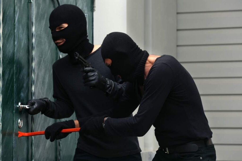 Moncalieri, doppio furto in una notte: titolare di pizzeria derubato due volte. Ladri scatenati a Moncalieri: svaligiata una pizzeria e la casa del proprietario. Notte da incubo a Moncalieri: furto in pizzeria e poi a casa del titolare. Un furto che ha dell’incredibile: pizzeria e casa svaligiate nella stessa notte.