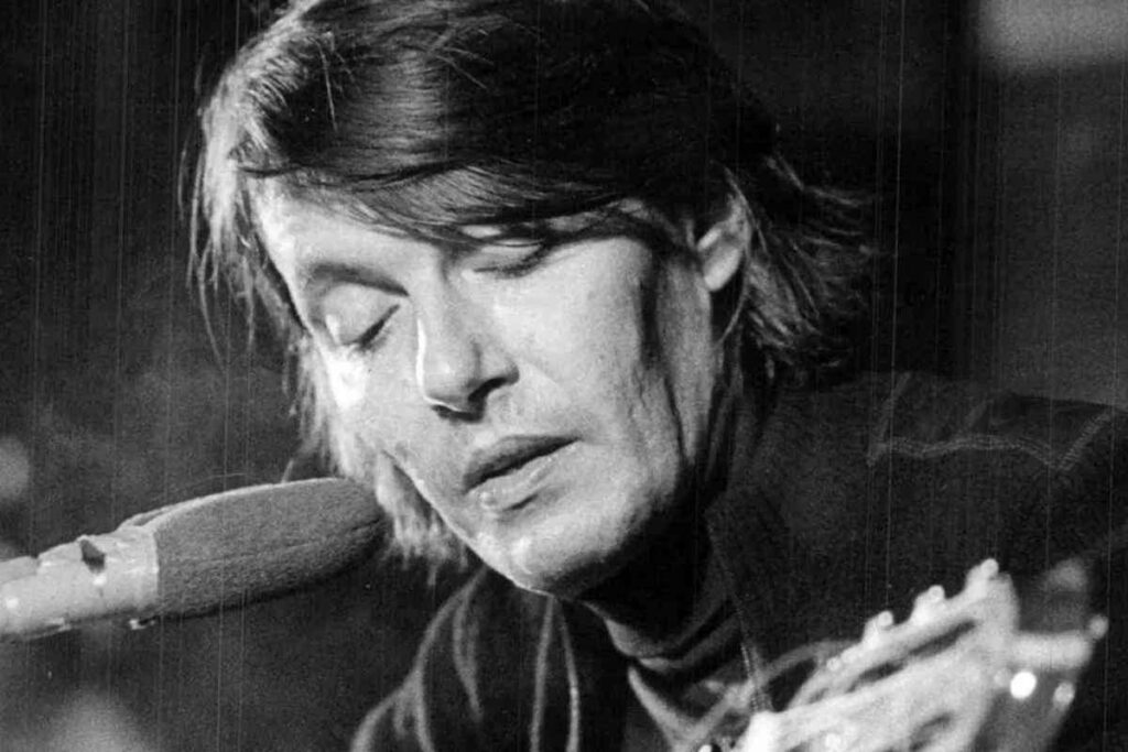 Il ricordo di Fabrizio De André, poeta della canzone italiana. 26 anni senza De André: la sua musica vive ancora. Fabrizio De André, la voce degli ultimi e dei ribelli. L'eredità di De André: poesia in musica. 