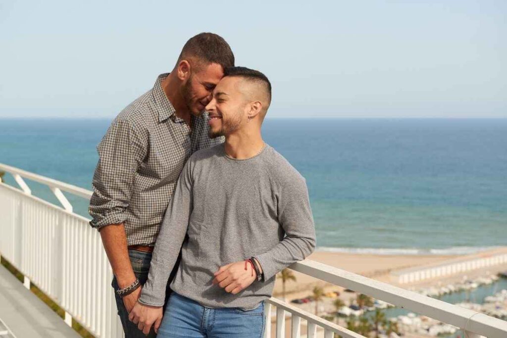 Come eliminare lo stress dal primo appuntamento gay. Le regole d’oro per un primo appuntamento senza ansia. Primo appuntamento gay: come comportarsi in modo naturale. Strategie per rendere il primo incontro più rilassante.