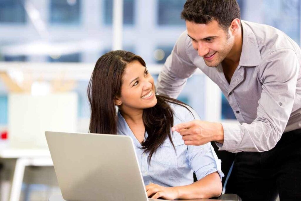 Come gestire la gelosia del partner verso un nuovo collega. Il mio partner è insicuro del mio collega: consigli per rassicurarlo. Quando il lavoro scatena insicurezze: come tranquillizzare il partner. Colleghi e insicurezze: come mantenere la fiducia nella coppia.