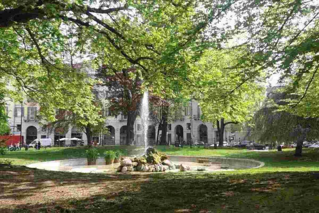 Caccia ai topi nei Giardini Sambuy: chiusura per derattizzazione. Lotta ai topi in piazza Carlo Felice: Amiat in azione. I Giardini Sambuy sotto assedio: derattizzazione in corso. Troppi topi nei Giardini Sambuy: chiusura temporanea per bonifica.
