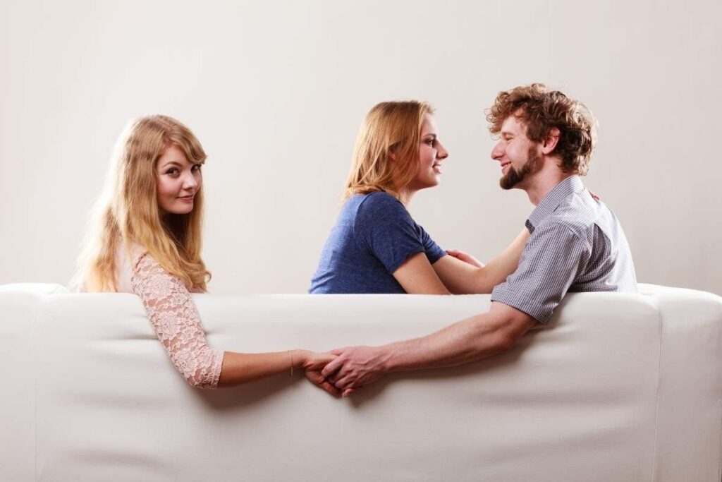 Relazioni senza promesse: la mia vita con uomini già presi. Il fascino dell’impossibile: perché scelgo uomini occupati. La libertà dell’amore proibito: vivere senza aspettative. Amare senza futuro: la mia esperienza con uomini impegnati.