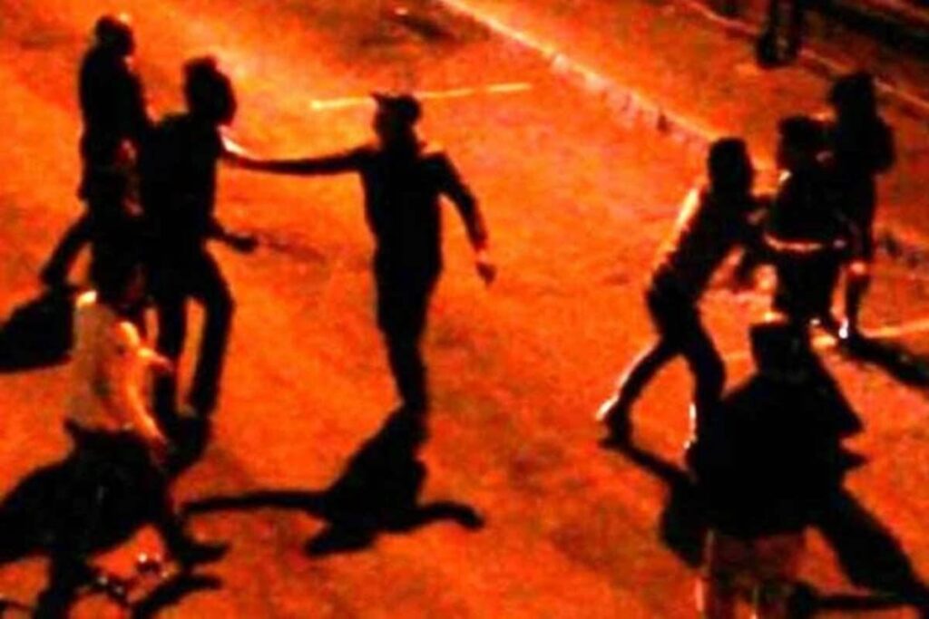 Tensione a Chieri: scontro tra gruppi di giovani. Episodio violento a Chieri: scontri tra coetanei. Chieri sotto tensione: violenza tra gruppi rivali. 