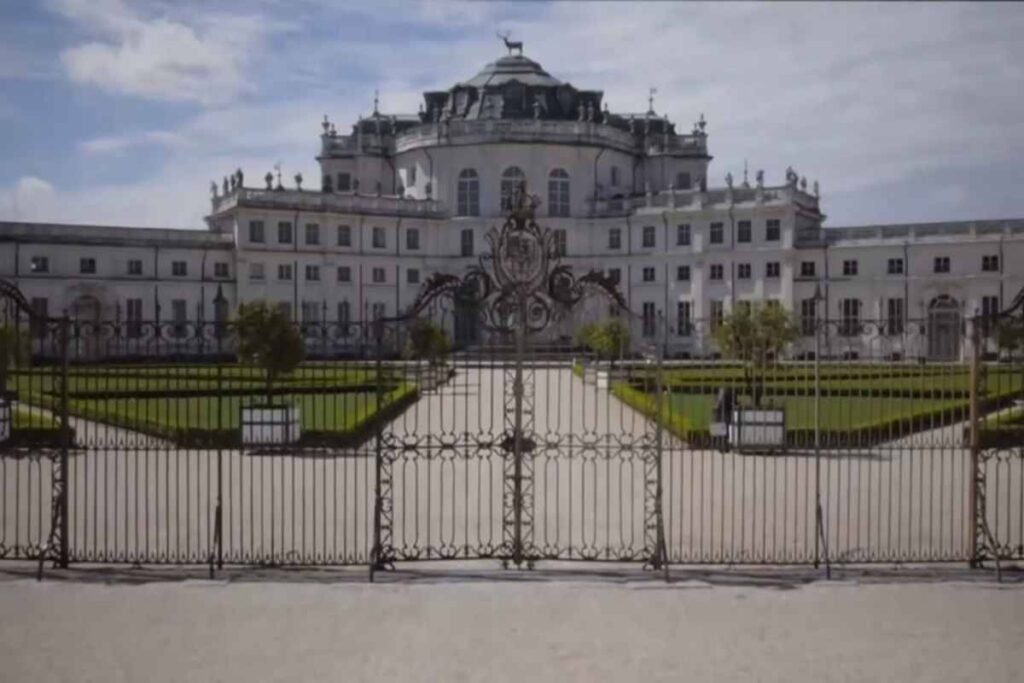 La Palazzina di Caccia di Stupinigi apre i suoi spazi segreti nel 2025. Un viaggio nei segreti della Palazzina di Caccia di Stupinigi. La storia e l'architettura di Stupinigi svelate nelle visite guidate.