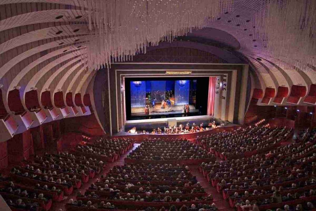 Filarmonica TRT inaugura la stagione sinfonica al Teatro Regio. "Cover": il primo concerto della Filarmonica TRT per la nuova stagione. Il Teatro Regio ospita il debutto della stagione sinfonica della Filarmonica TRT. 