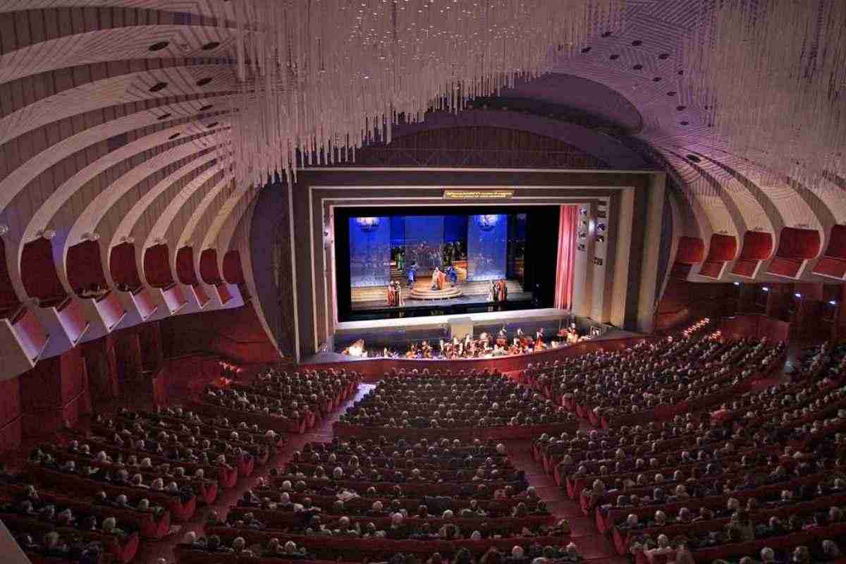 Filarmonica TRT inaugura la stagione sinfonica al Teatro Regio. "Cover": il primo concerto della Filarmonica TRT per la nuova stagione. Il Teatro Regio ospita il debutto della stagione sinfonica della Filarmonica TRT.