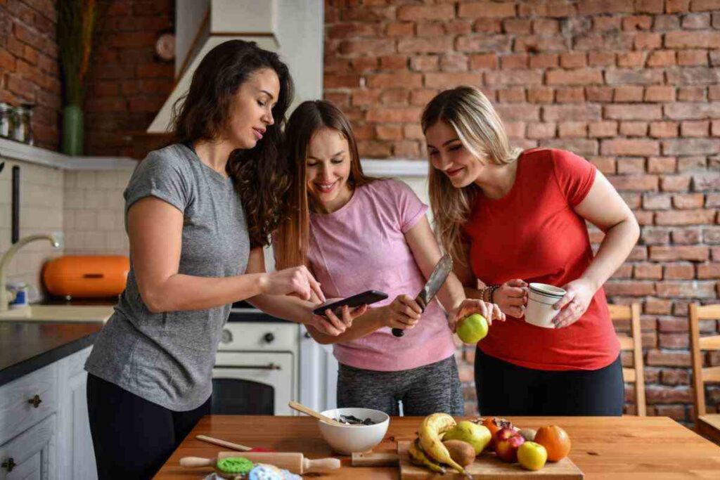 Trad Wives: il mito della casalinga felice. Trad Wives: un fenomeno reale o solo una trovata di marketing? La verità sulle Trad Wives: sogno o illusione? L’ascesa delle Trad Wives: moda o movimento sociale? 