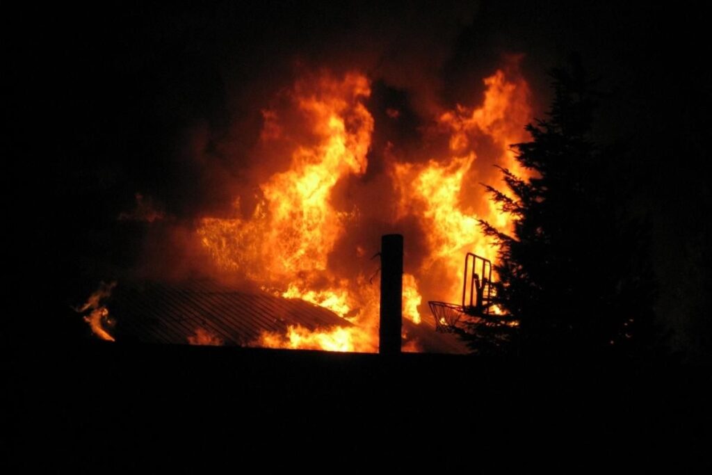 Terzo incendio in dieci anni al Coc Nèr: una tragedia senza fine. Chiusa Pesio, ancora un rogo all’agriturismo Coc Nèr. Coc Nèr in fiamme: comunità sotto shock per il terzo incendio. L’agriturismo Coc Nèr brucia ancora: troppi incendi in dieci anni.