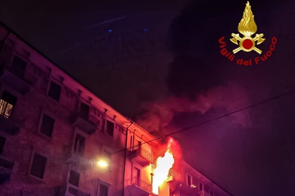 Incendio a Torino: appartamento distrutto, stabile evacuato. Fiamme in via Sobrero: tre appartamenti inagibili. Torino, vasto incendio nella notte: paura in via Sobrero. Incendio in un palazzo di Torino: evacuati tutti gli inquilini. 