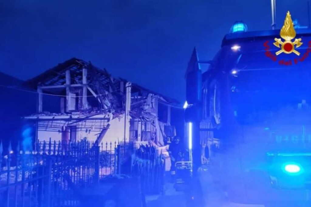 Esplosione in una casa a Martiniana Po: un morto e due intossicate. Martiniana Po, esplosione in via Roma: dramma nella notte. Fuga di gas a Martiniana Po: un uomo muore sotto le macerie. Un uomo perde la vita nell'esplosione di una casa a Martiniana Po. 