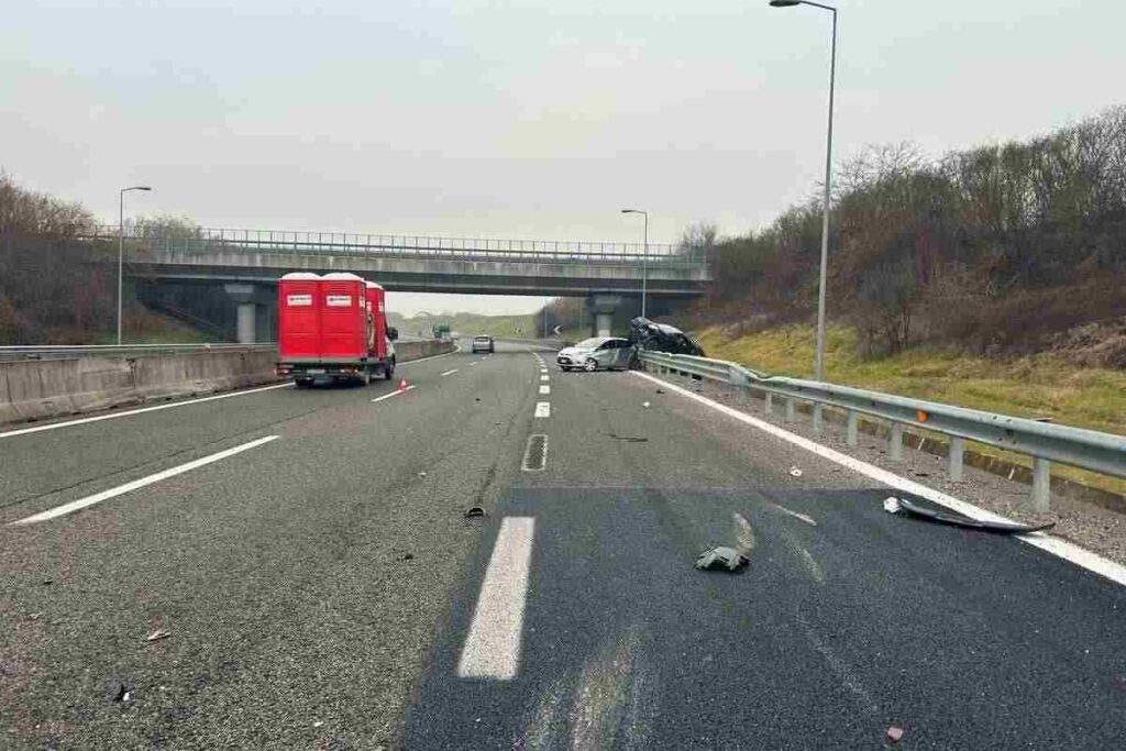 Incidente stradale tra Piscina e Pinerolo: traffico in tilt. Auto fuori strada sul raccordo Torino-Pinerolo, intervento dei soccorsi. Violento impatto sul raccordo Torino-Pinerolo: un ferito. Torino-Pinerolo, incidente mattutino causa rallentamenti.