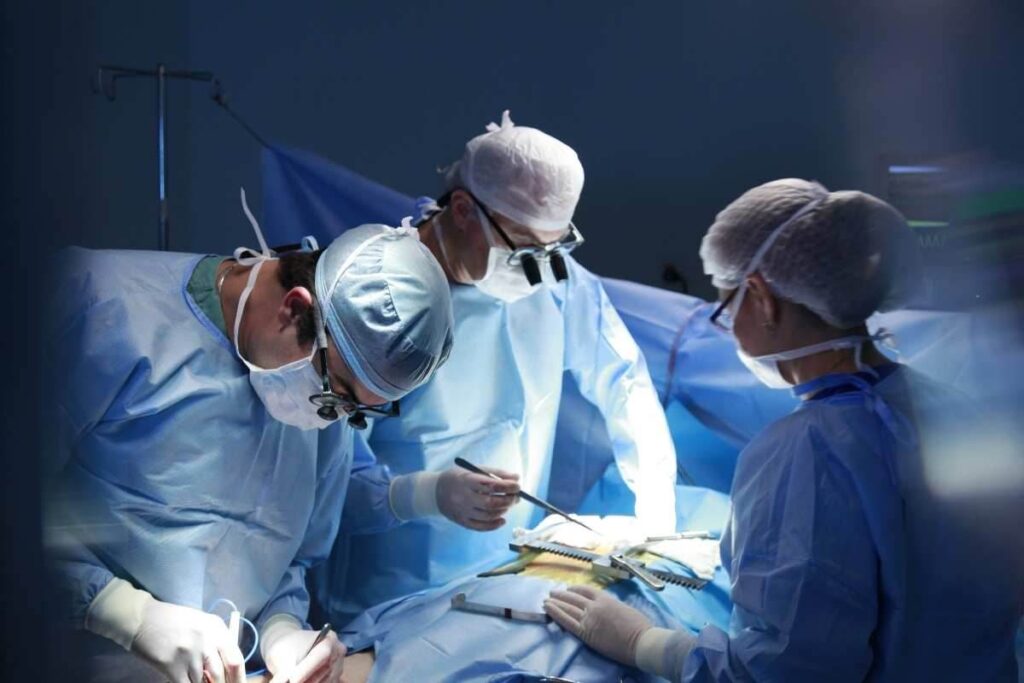 Salvato alle Molinette un 13enne con una rara malformazione polmonare. Torino, operazione salvavita per un ragazzo con una patologia polmonare rara. Chirurgia d’eccellenza alle Molinette: 13enne operato con successo. La straordinaria operazione che ha salvato un 13enne con problemi polmonari. 