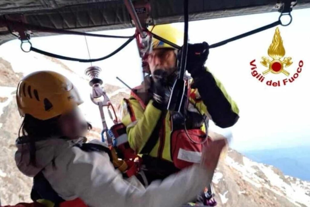 Vigili del fuoco in azione: recuperata escursionista in difficoltà. Bloccata sulla neve senza segnale: salvata escursionista inglese. Operazione di soccorso a Poggio Croce: elicottero salva una donna.