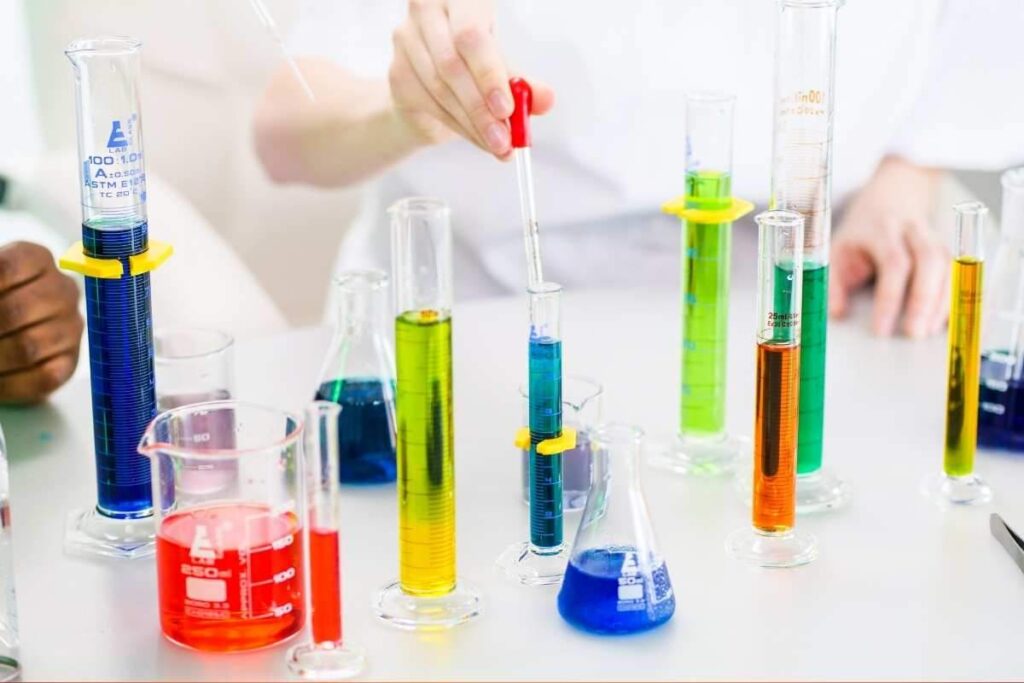 Studenti dell’Itis inalano vapori: ricoverati per precauzione. Cuneo, incidente in laboratorio scolastico: nessuno è grave. Malore all’Itis di Cuneo: studenti dimessi in serata. Laboratorio sotto accusa: avviata indagine interna a Cuneo. 