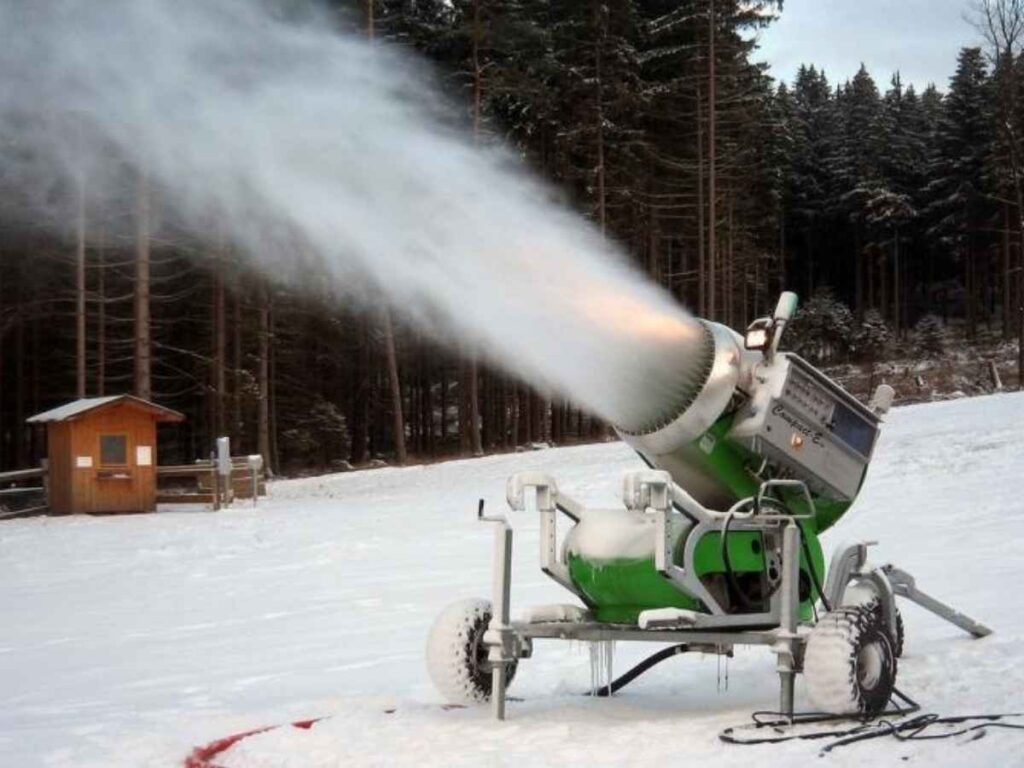 Turismo invernale, la Regione investe sulla montagna. Sci e sviluppo locale: il Piemonte punta in alto. Piemonte, finanziamenti agli impianti per la stagione 2023/2024.