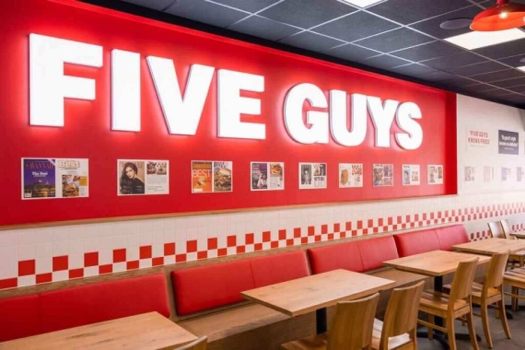 Hamburger americani a Torino: ecco il primo Five Guys. Stazione Porta Nuova: apre il primo ristorante Five Guys. Fast food premium: Five Guys sceglie Torino per il debutto. Torino capitale del gusto: arriva anche Five Guys. 