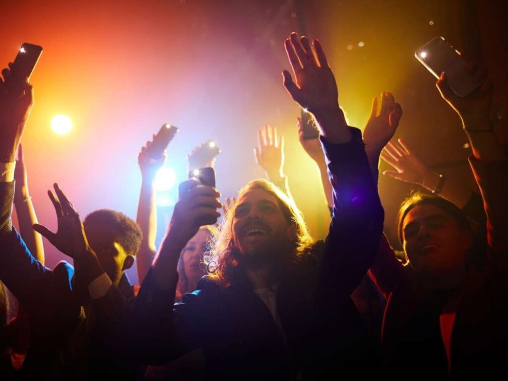 Rave abusivo a Moncalieri dopo le proteste contro il Cpr. Oltre mille persone nell’ex Ilte per un raduno illegale. Rave party a Moncalieri, notte di musica e disordini. 