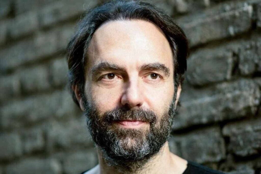 De André e Marcorè: un’intesa perfetta sul palco. La forza narrativa di un concerto teatrale. Un’ora e un quarto di bellezza con “La buona novella”. Il capolavoro di De André torna in scena con Marcorè.