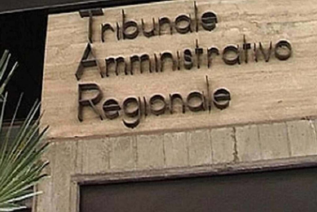 Centinaia di insegnanti fanno ricorso per il bonus non ricevuto. Lo Stato non eroga il bonus ai docenti: la rabbia della categoria. Il Tar Piemonte alle prese con i ricorsi degli insegnanti. Carta del docente: il ritardo nei pagamenti finisce in tribunale.