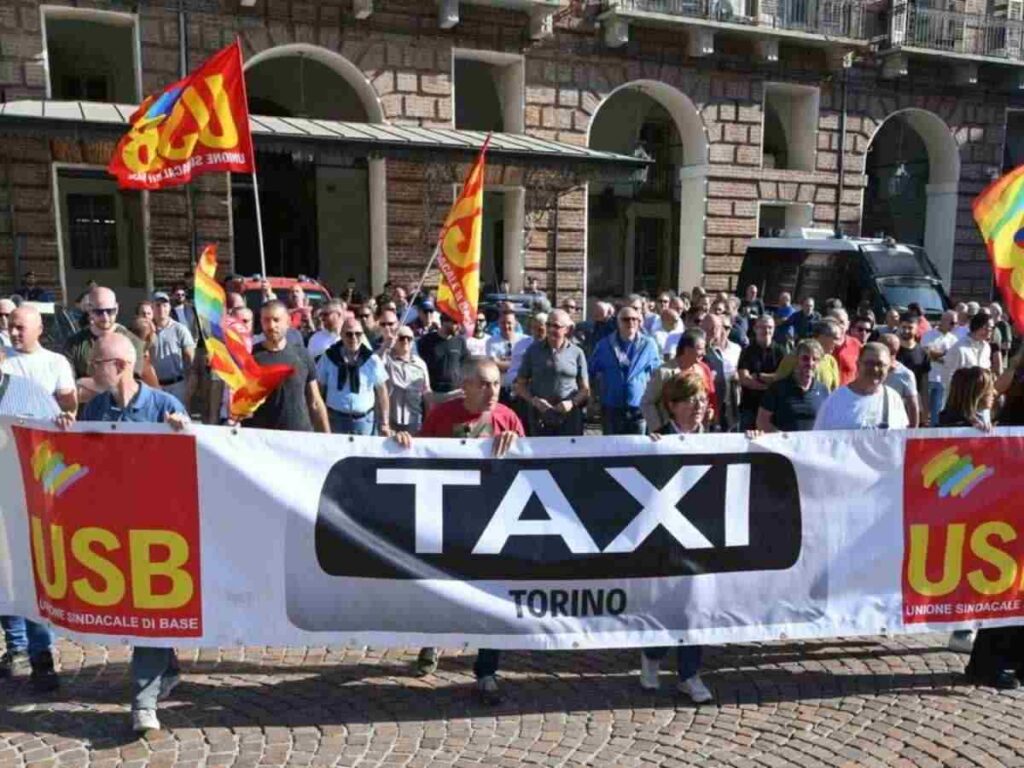 Da Allianz Stadium a piazza delle Erbe: la protesta dei taxi. Tassisti incatenati al monumento del Conte Verde. Torino, tassisti chiedono un incontro con il sindaco. 