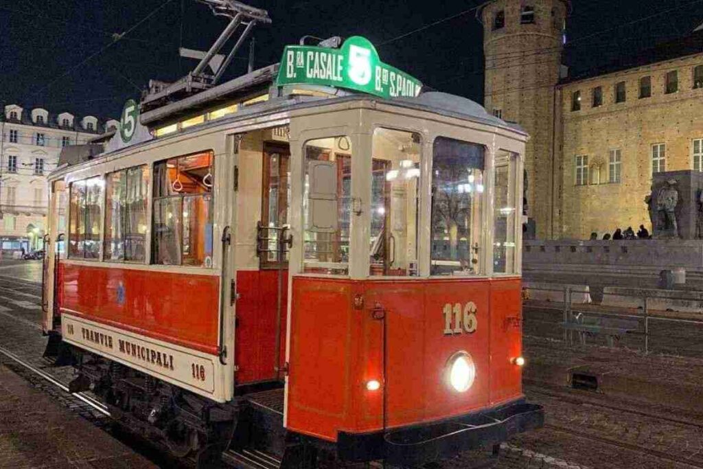 Un tram storico diventa teatro di poesia per un giorno. "Poesia in Movimento": Torino unisce cultura e trasporto pubblico. La poesia incontra la città: un viaggio unico a Torino. Poesia e paesaggi urbani: un evento itinerante a Torino. 