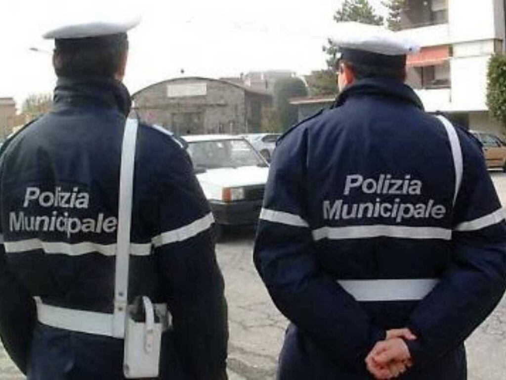 Carroattrezzi pericolosi, cittadini chiedono interventi. Torino, vigili di quartiere contro il degrado urbano. Più pattuglie operative per la sicurezza nei quartieri. Quartieri più sicuri con il ritorno del vigile di zona. 