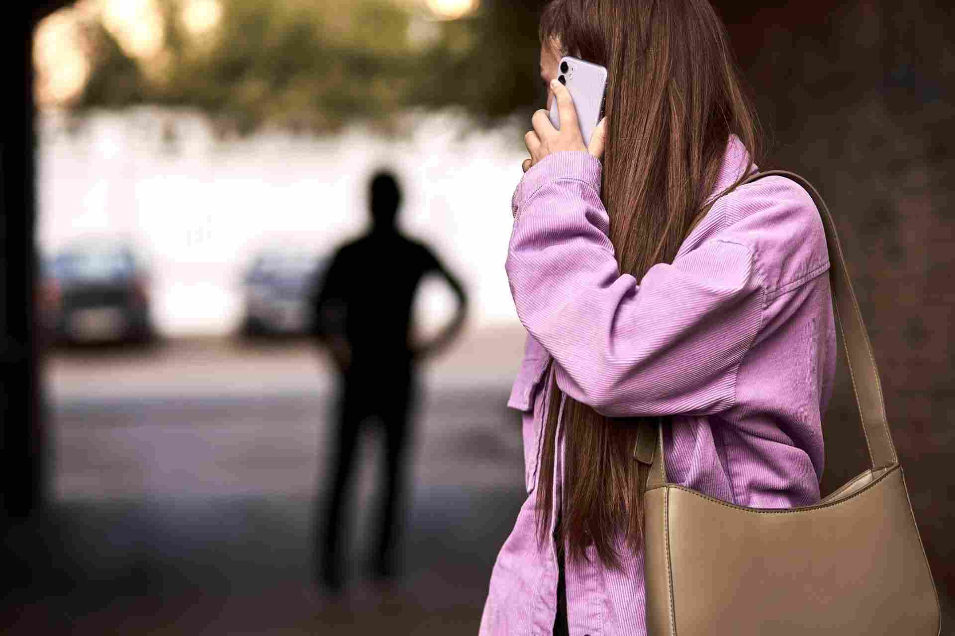 Stalking e paura: la denuncia di una giovane cuneese. Tentato omicidio e persecuzione: una storia di stalking nel Monregalese. Giovane cuneese denuncia il suo ex per stalking e violenza.
