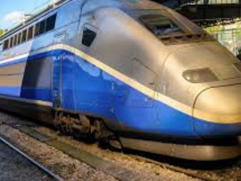 Dopo due anni tornano i treni tra Torino e la capitale francese. 2.000 viaggiatori al giorno per la SNCF tra Italia e Francia. Mobilità sostenibile: ripartono i collegamenti ferroviari internazionali.