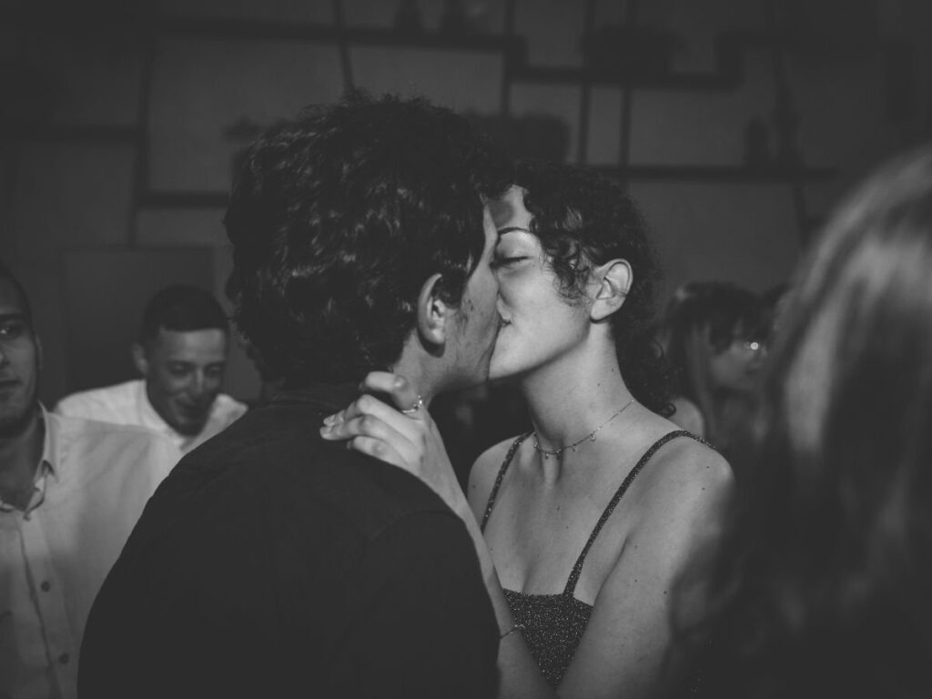 Torino romantica: dall’oratorio a Instagram. Come è cambiato l’amore sotto la Mole. Dai bacialè ai match online: gli amori torinesi. 